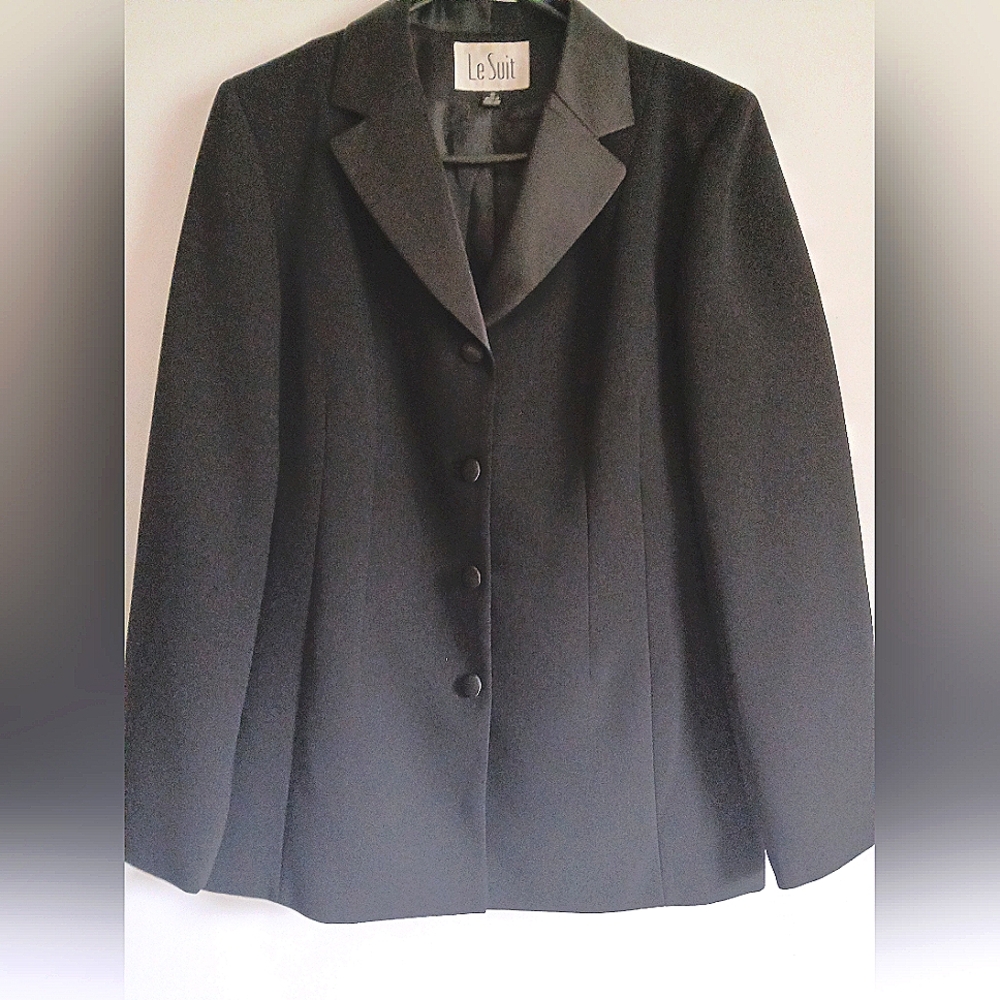 Women's Le Suit lined black jacket with satin collar & button Sz10 mid-length